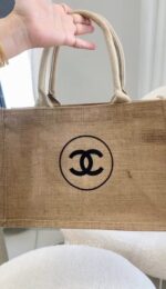 ⁦Chanel VIP Linen & Jute Tote Bag⁩ - الصورة ⁦3⁩