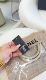 ⁦Chanel VIP Linen & Jute Tote Bag⁩ - الصورة ⁦4⁩