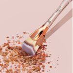 ⁦IT Cosmetics Heavenly Luxe Superstar Flawless Foundation Brush⁩ - الصورة ⁦2⁩