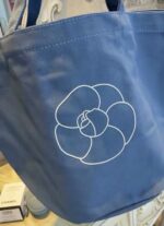 ⁦Blue Chanel N°1 Canvas Tote Bag⁩ - الصورة ⁦3⁩
