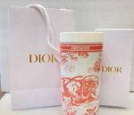 ⁦Dior Toile de Jouy Travel Tumbler – Coral Red⁩ - الصورة ⁦2⁩
