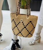 ⁦Chanel Beige & Black Raffia Chain Shoulder Bag⁩ - الصورة ⁦2⁩
