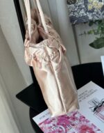 ⁦Champagne Satin Ruffle Tote Bag⁩ - الصورة ⁦2⁩