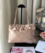 ⁦Champagne Satin Ruffle Tote Bag⁩ - الصورة ⁦4⁩