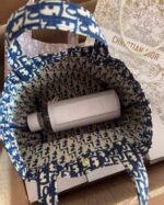 ⁦Blue Dior Oblique Spacious Tote Bag⁩ - الصورة ⁦2⁩